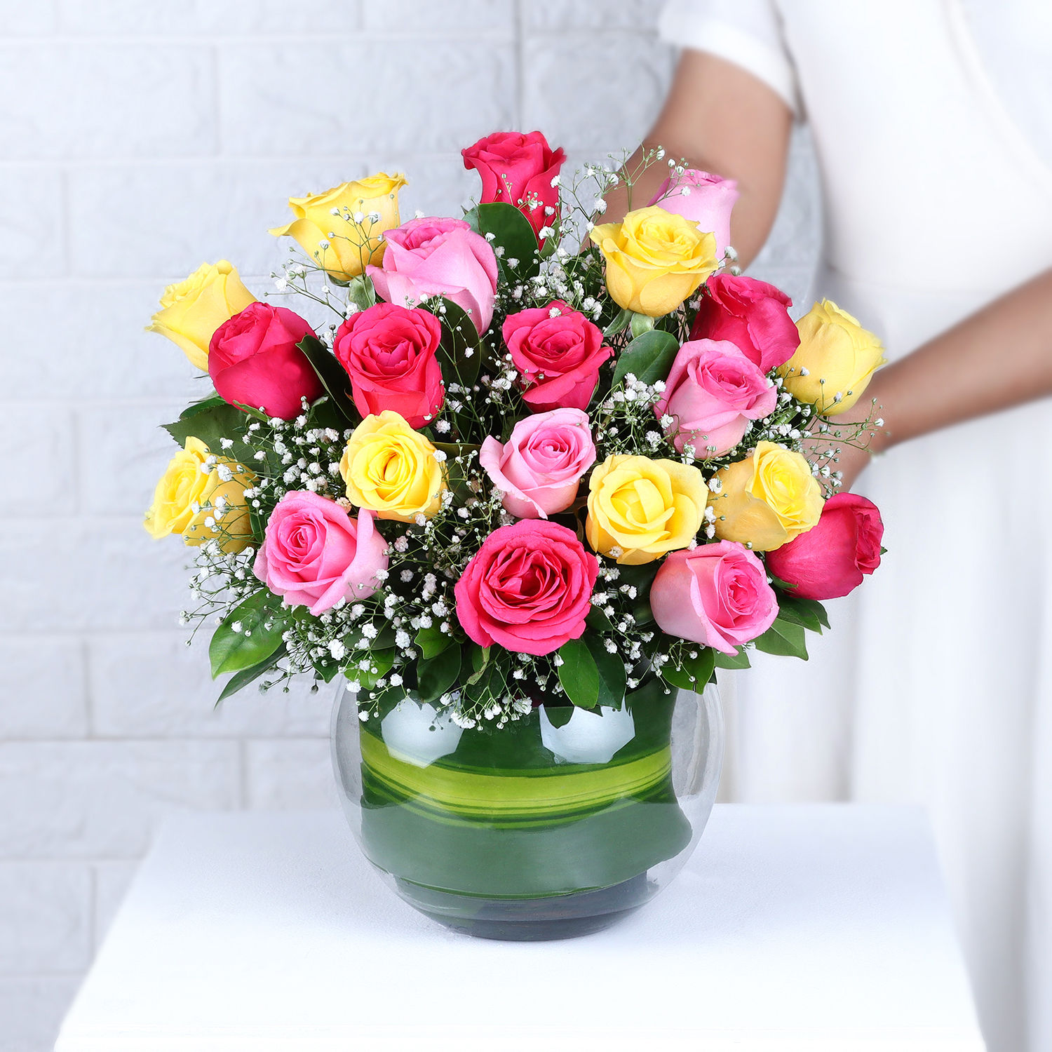 blissful-mixed-roses-glass-vase-arrangement_5.jpg