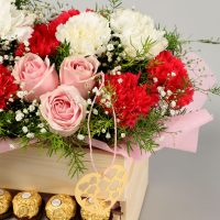 classic-mix-of-roses-carnations-basket_4.jpg