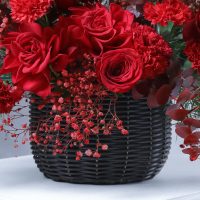 romantic-red-floral-basket-with-live-guitarist-surprise_4.jpg