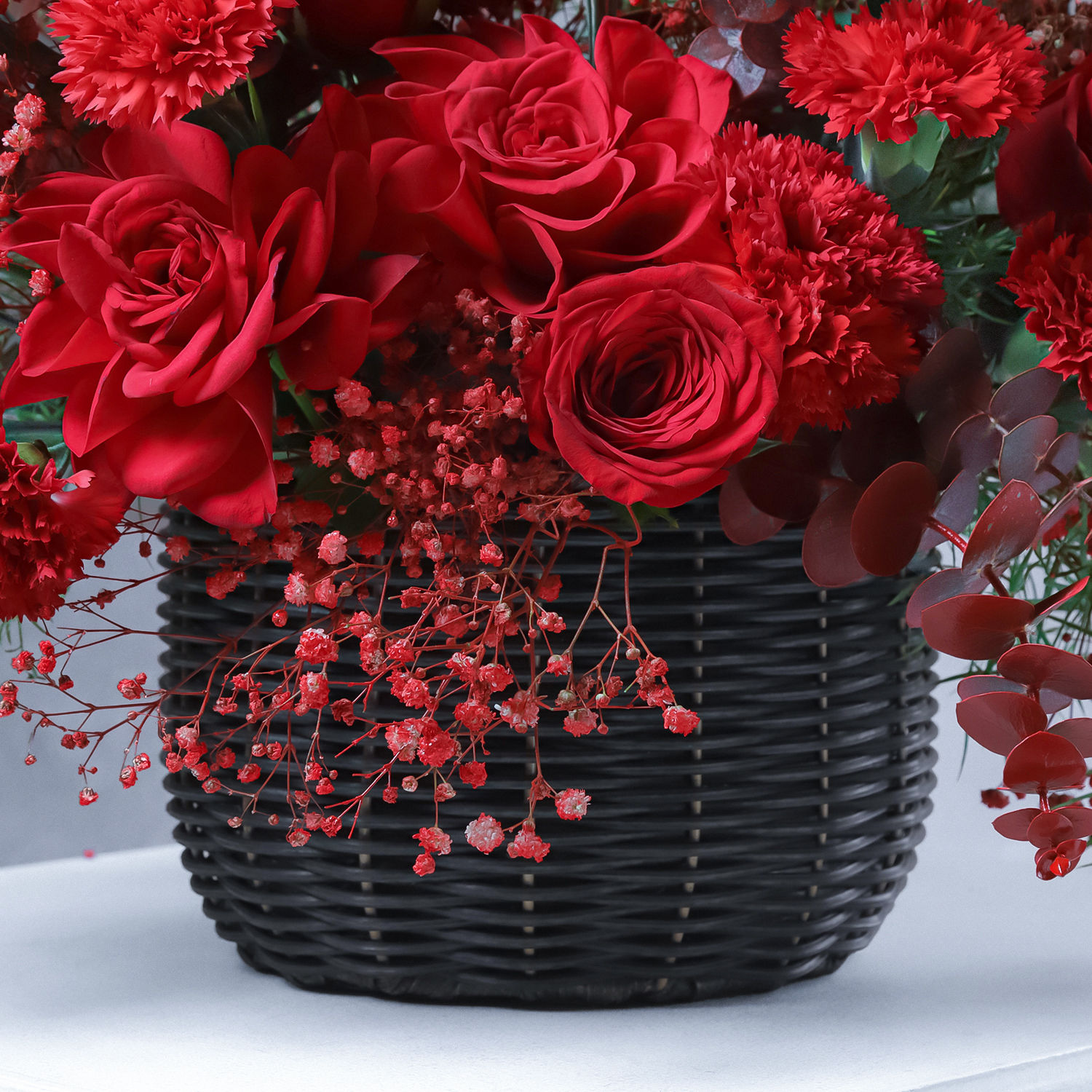 romantic-red-floral-basket-with-live-guitarist-surprise_4.jpg